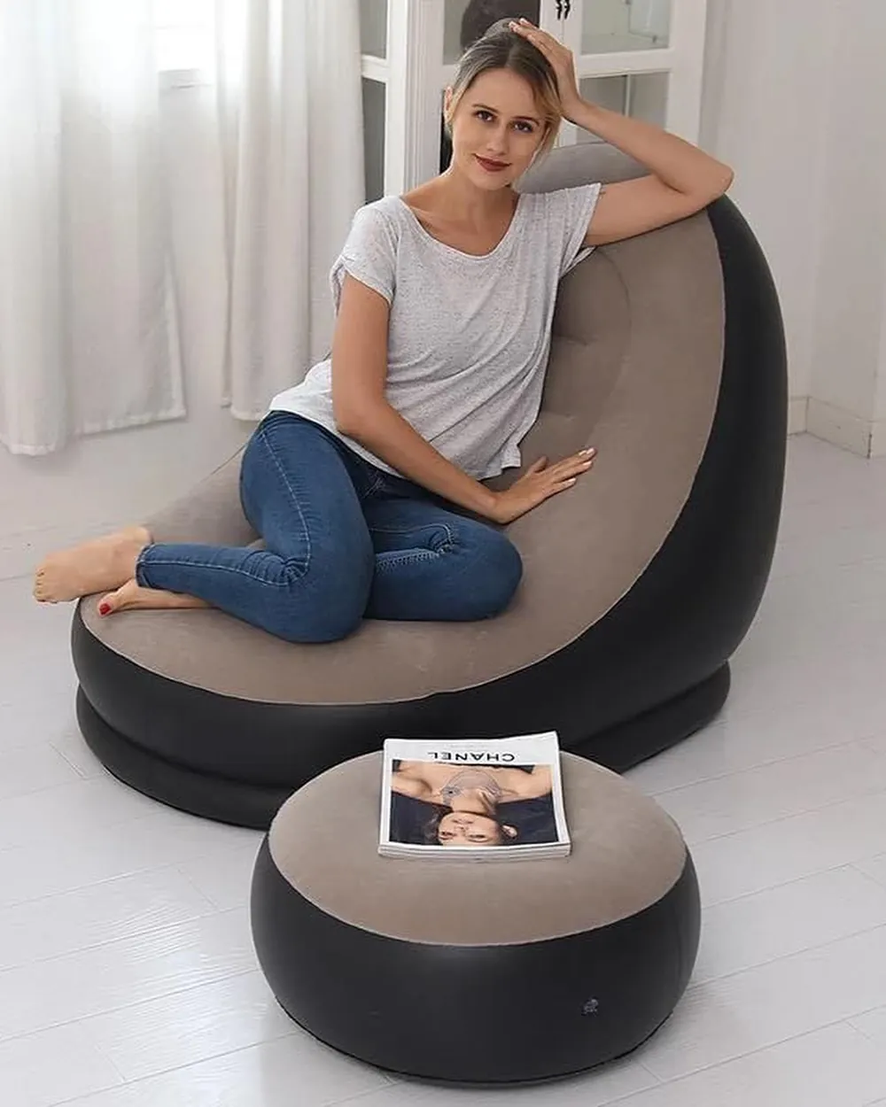 Inflatable chair with footrest and pump as a gift