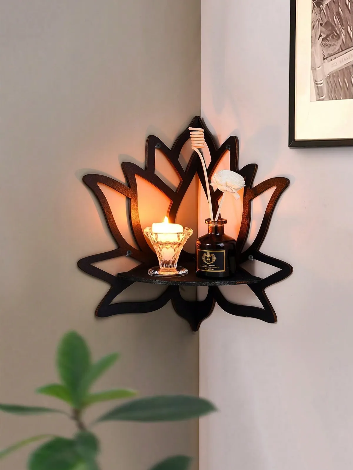Modern Wall-Mounted Decorative Shelf with Vase