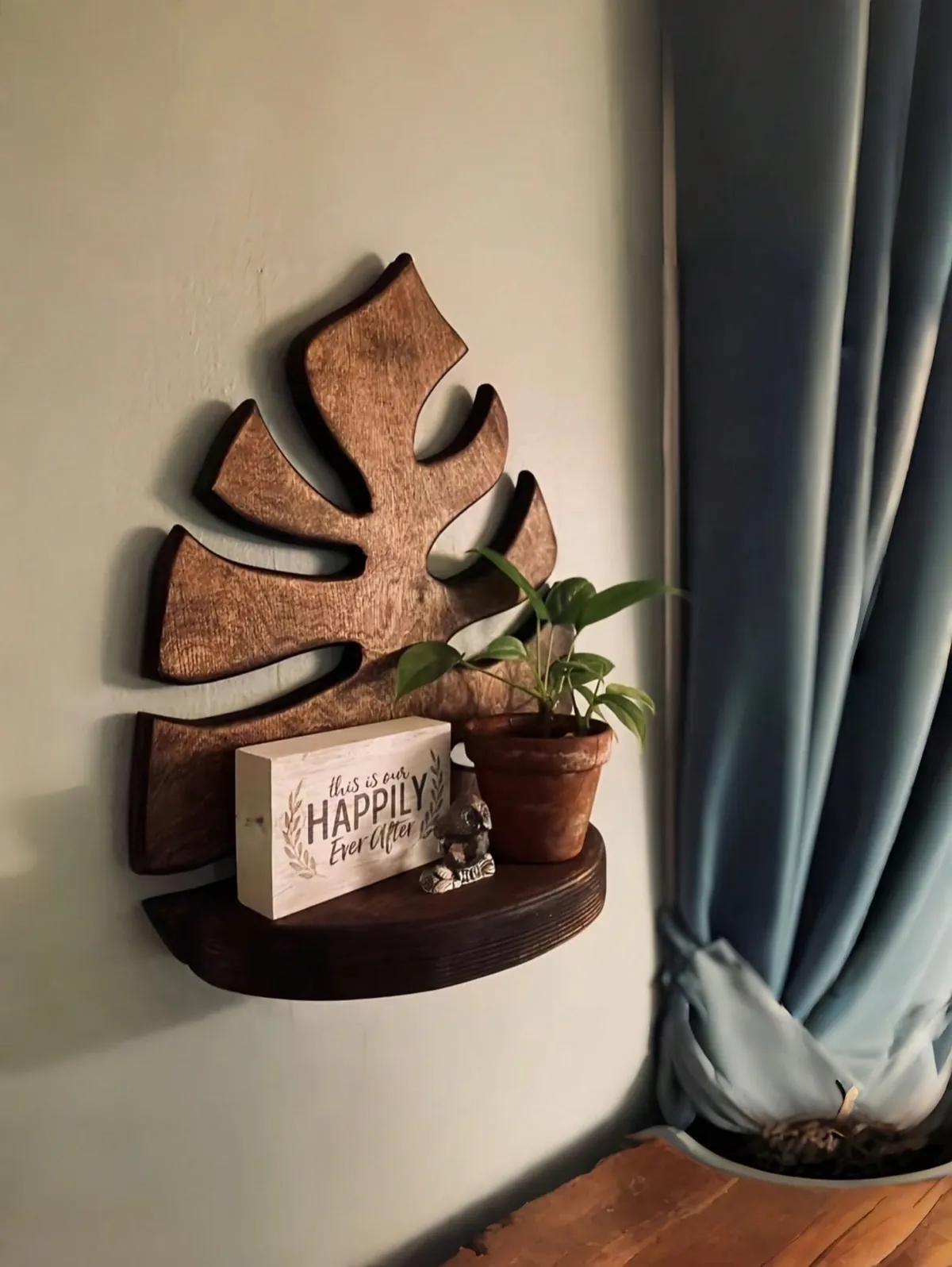 Modern Wall-Mounted Decorative Shelf with Vase