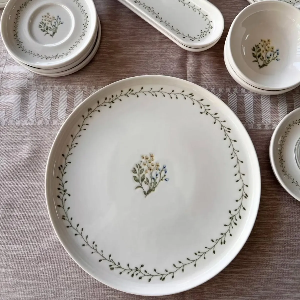 Floral Pattern Ceramic Dinnerware Set