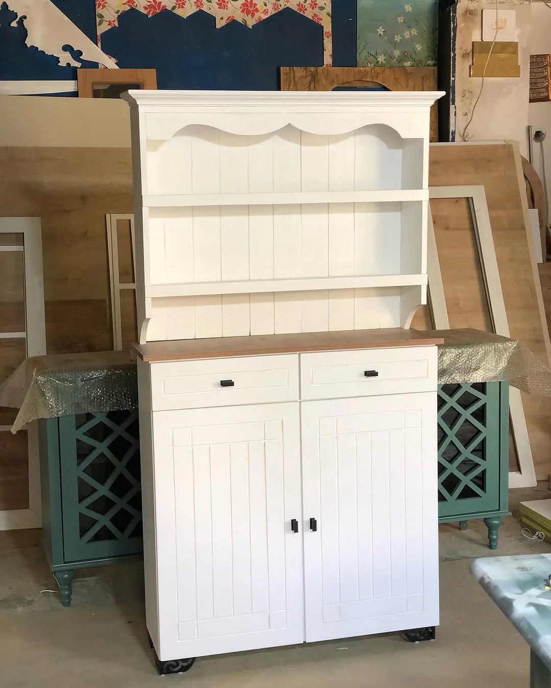 White Wooden Kitchen Cabinet with Shelving