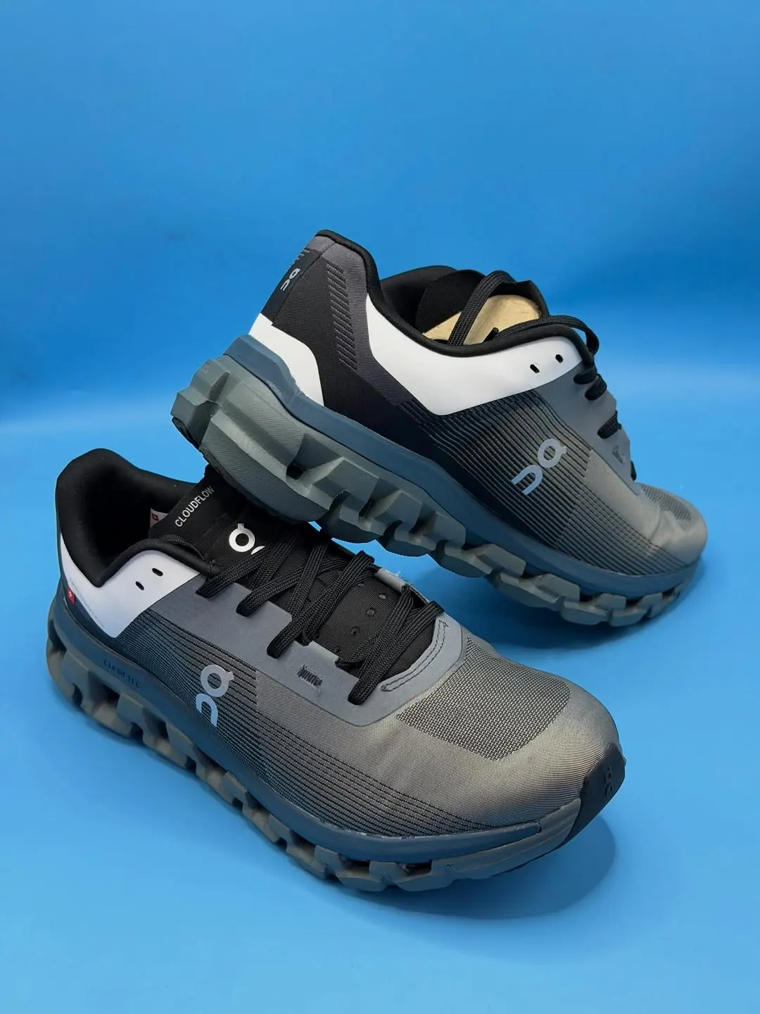 On Cloudflow 4 Running Shoes