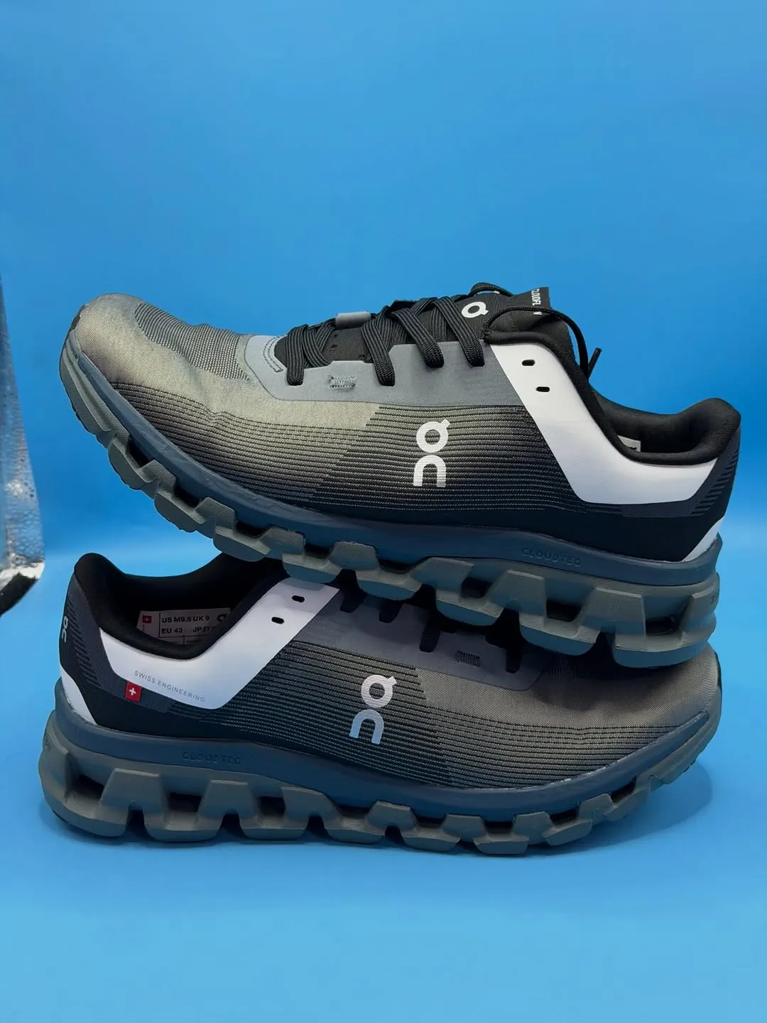 On Cloudflow 4 Running Shoes