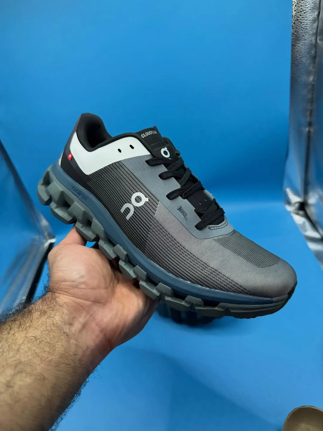 On Cloudflow 4 Running Shoes