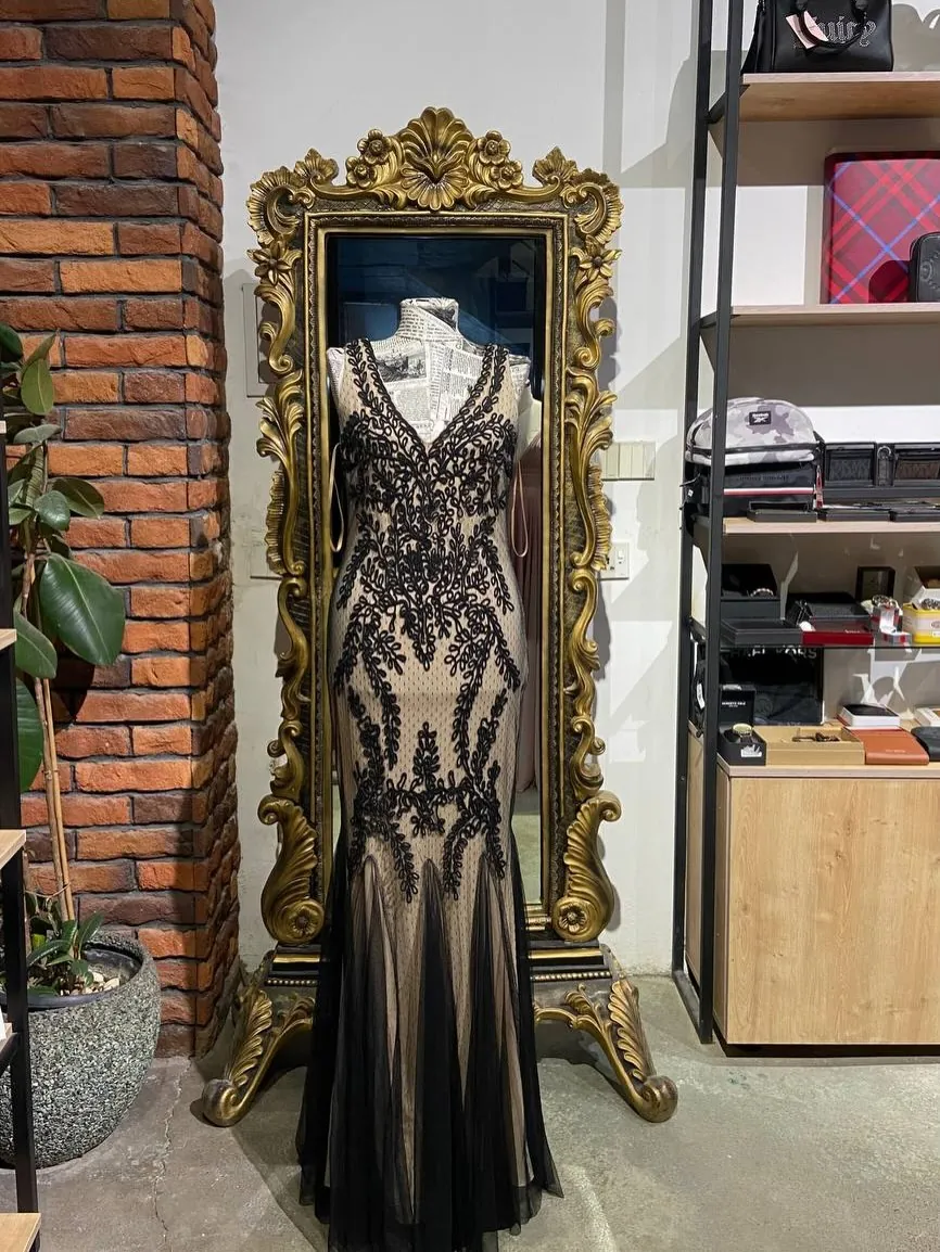 Elegant Black Lace Evening Gown