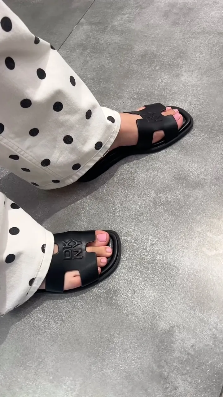 DKNY Women's Flat Sandals